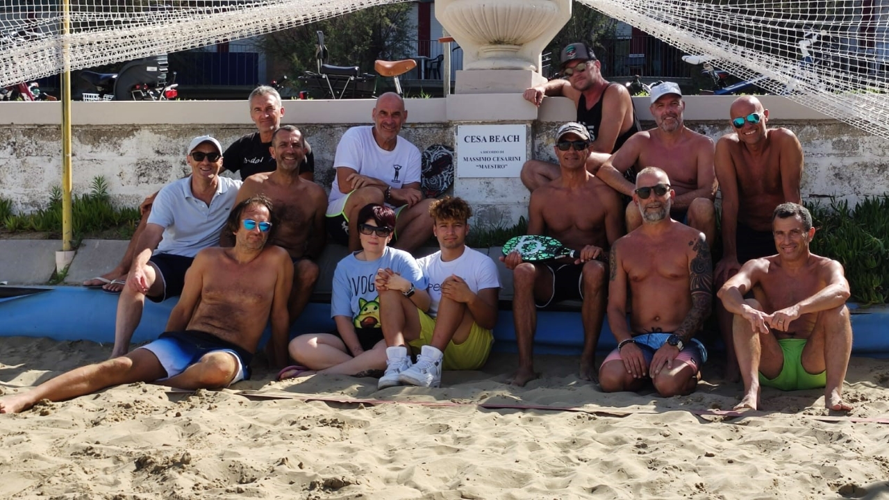 Il campo da beach tennis dei bagni 74 a Senigallia è stato intitolato a Massimo Cesarini