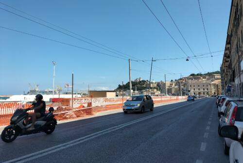 Ancona, nuovo cantiere: la ciclabile sparisce a Porta Pia. «Ma agli Archi attraversare è un disastro. Troppi in sosta vietata»