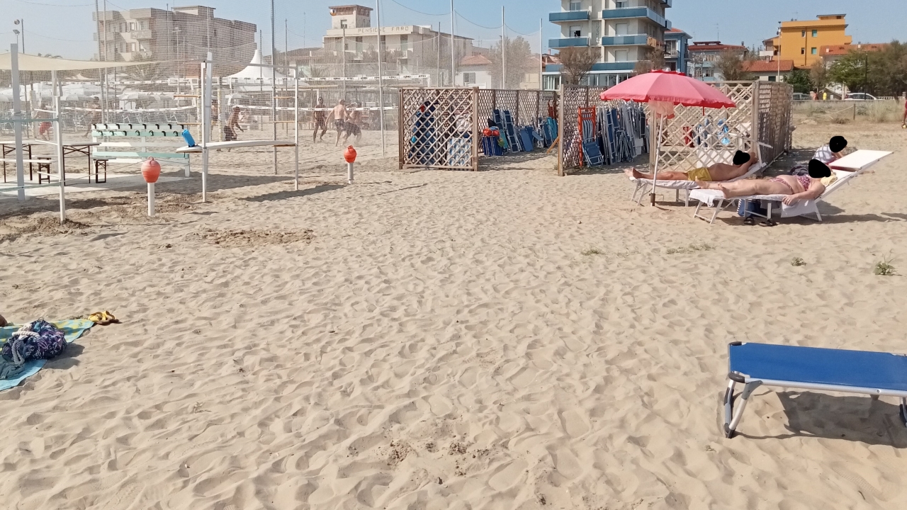 Sempre meno i tratti di spiaggia libera a Senigallia a favore di cocnessioni balneari e associazioni sportive