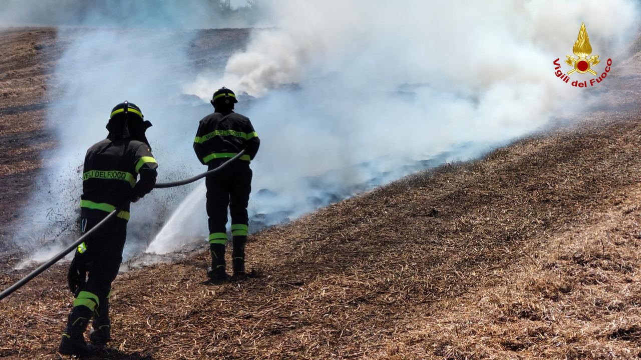 L'intervento dei vigili del fuoco per domare un incendio a Montignano di Senigallia