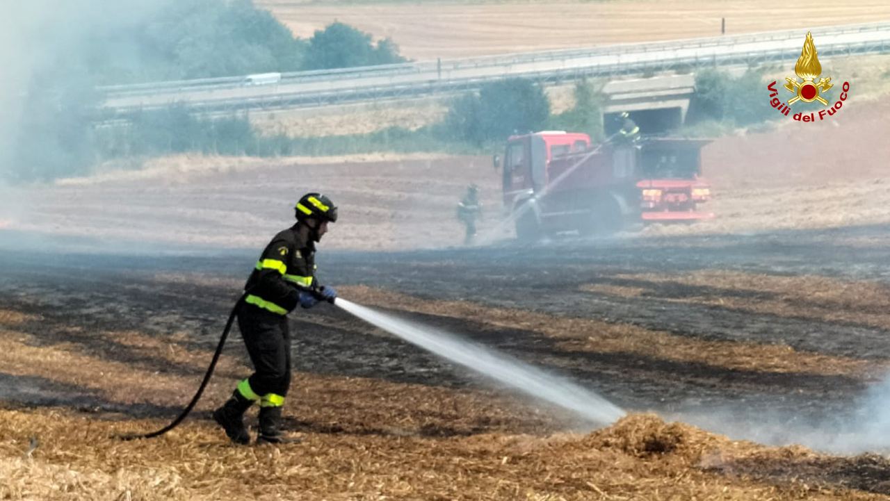 L'intervento dei vigili del fuoco per domare un incendio a Montignano di Senigallia