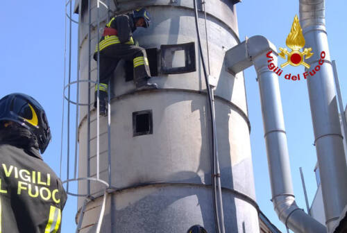 Vallefoglia, silo di segatura in fiamme: intervengono i vigili del fuoco