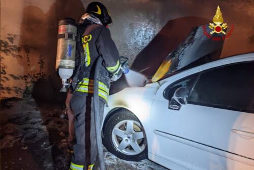 Fano, auto in fiamme nella notte: intervengono i Vigili del Fuoco