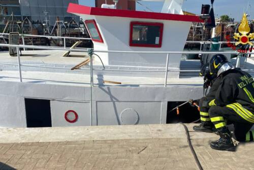 Esplosione e fiamme al porto di Senigallia, due pescatori feriti