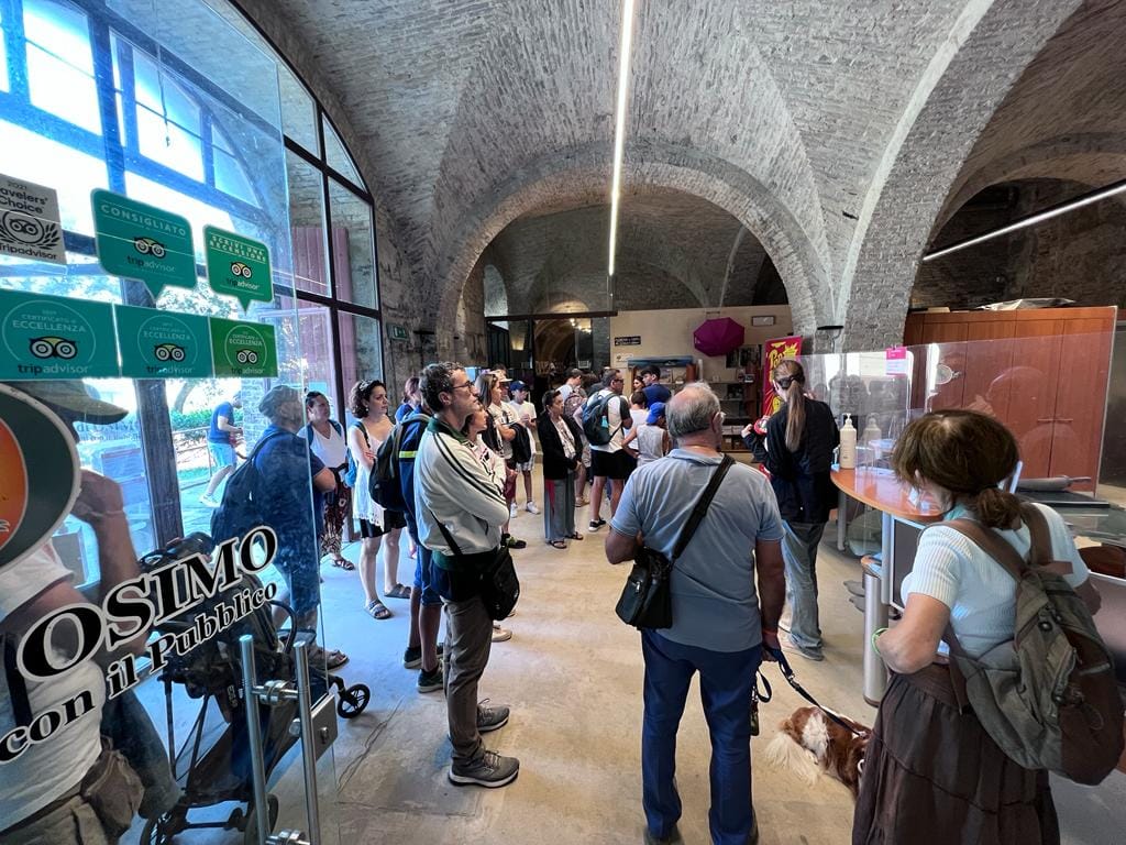 Turisti osimani in fila all'ufficio Iat di Osimo