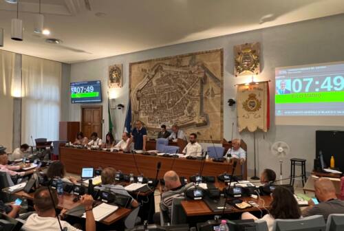 Pesaro, sì all’assestamento di bilancio. Ricci: «Virtuosi». L’opposizione: «Finanziamo progetti con fondi straordinari: rischioso»