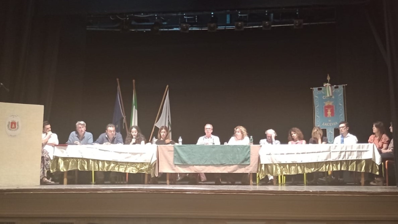 Il Consiglio comunale aperto che si è svolto il primo agosto sul tema della sanità al teatro Misa di Arcevia