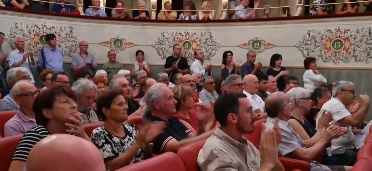 Teatro Misa di Arcevia gremito per il Consiglio comunale aperto che si è svolto il primo agosto sul tema della sanità