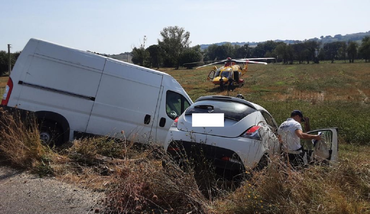 Incidente a Ostra: due mezzi sono finiti nella scarpata adiacente la provinciale Arceviese 360/1. Sul posto anche la Polizia Locale