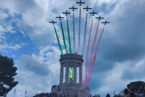 Cento anni di Aeronautica: il saluto delle Frecce Tricolori nel cielo di Ancona – FOTO