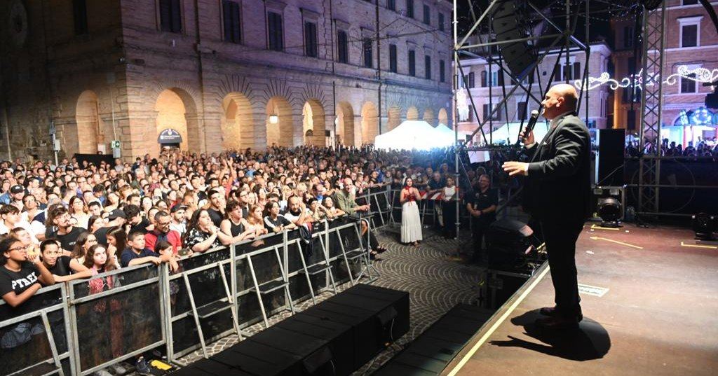 La piazza di Osimo gremita per il concerto di Mara Sattei