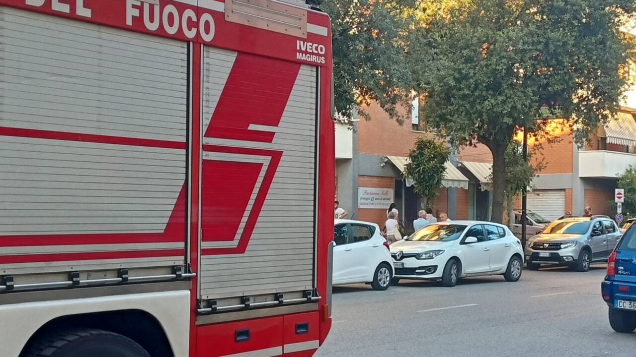 Vigili del fuoco davanti la pasticceria Nello a Senigallia