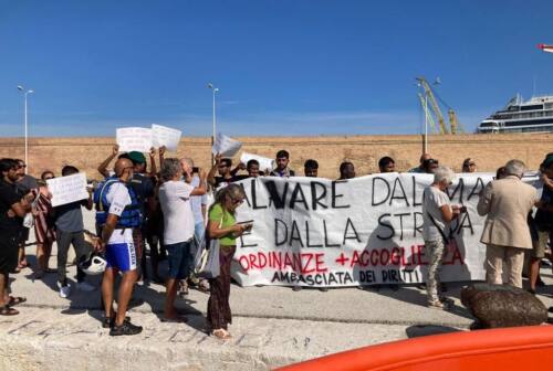 Ancona, manifestazione contro l’ordinanza antibivacco: «Meno ordinanze, più accoglienza» – FOTO
