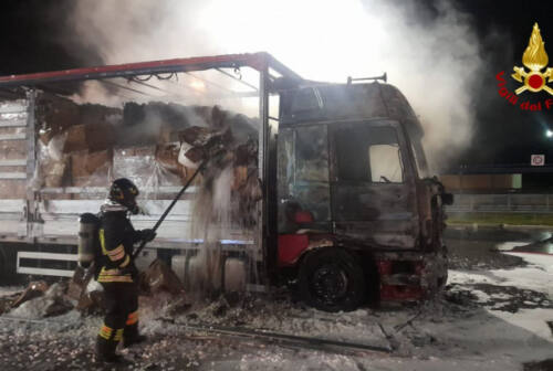 Camion in fiamme sulla A14 tra Marotta e Senigallia
