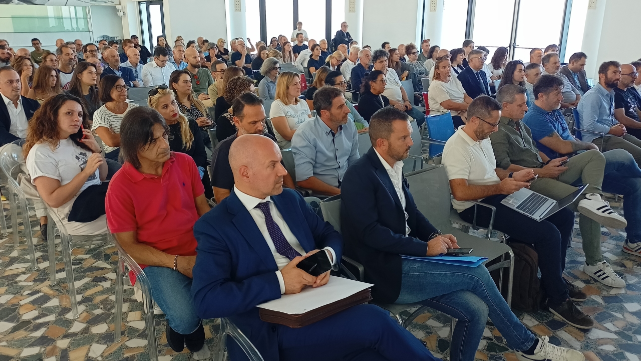 Affollata la rotonda a mare per l’incontro tra Regione Marche e imprenditori danneggiati dall’alluvione 2022