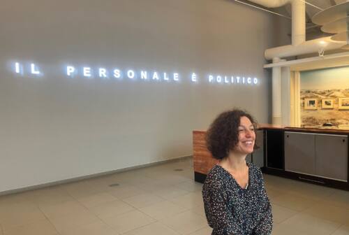 “Il Personale” di Claire Fontaine vince il Premio Ermanno Casoli 2023. Un’opera carica di significati – VIDEO