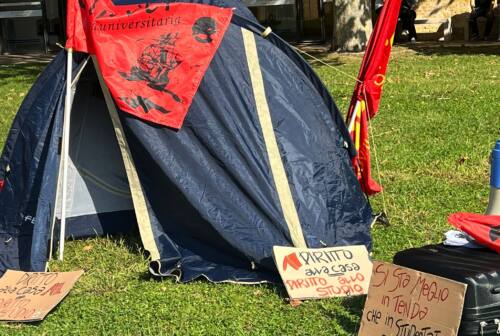 Ancona, caro affitto e pochi alloggi: la protesta degli universitari in tenda: «Vogliamo un futuro qui»
