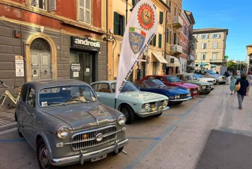 Giornata nazionale del veicolo d’epoca, ad Ancona sfilata con i cani e i cinofili della Finanza