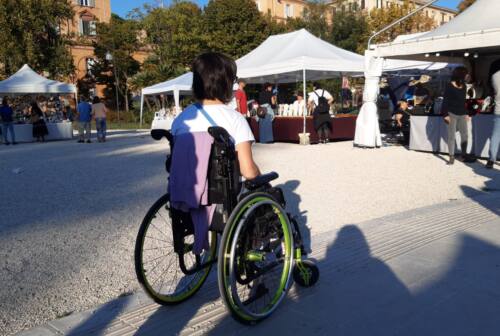 Ancona, «Io, disabile in carrozzina bloccata al mercatino di piazza Cavour» – FOTO