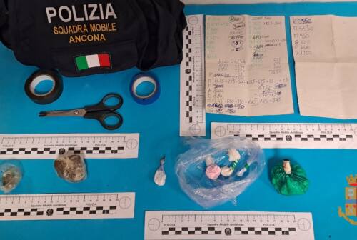 Cocaina, hashish e metanfetamina, nei fogli la contabilità dello spaccio: 49enne arrestato dalla Polizia di Ancona