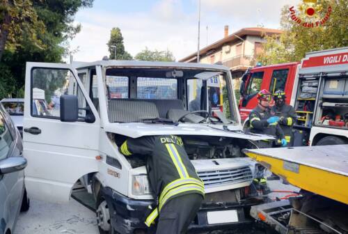 Ancona, scontro in via Maggini: conducente incastrato nel furgone, soccorso da vigili del fuoco e Croce Gialla