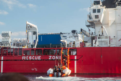Ocean Viking, concluse le operazioni di sbarco: migranti trasferiti tra Umbria e Molise