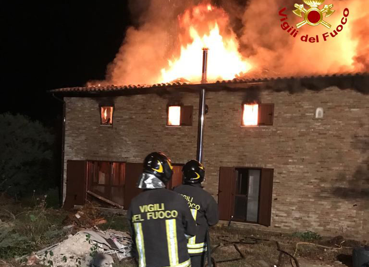 Terre Roveresche, maxi incendio ad Orciano: casolare distrutto