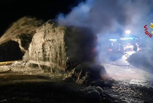 Isola del Piano, in fiamme un trattore agricolo che trasportava 100 quintali di balle di paglia – FOTO