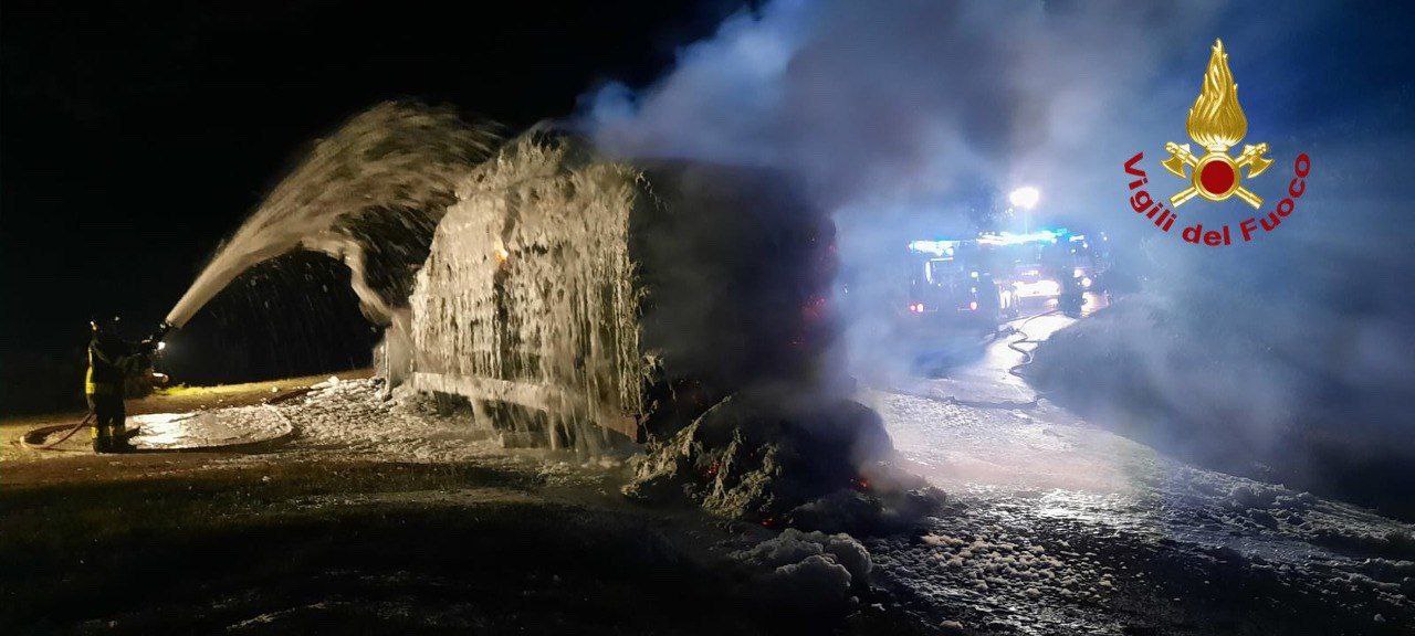 Isola del Piano, in fiamme un trattore agricolo che trasportava 100 quintali di balle di paglia