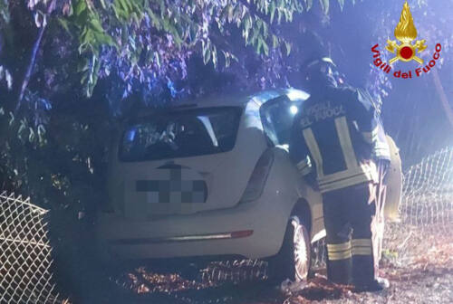 Urbino, auto si schianta contro un albero: ferito trasportato all’ospedale