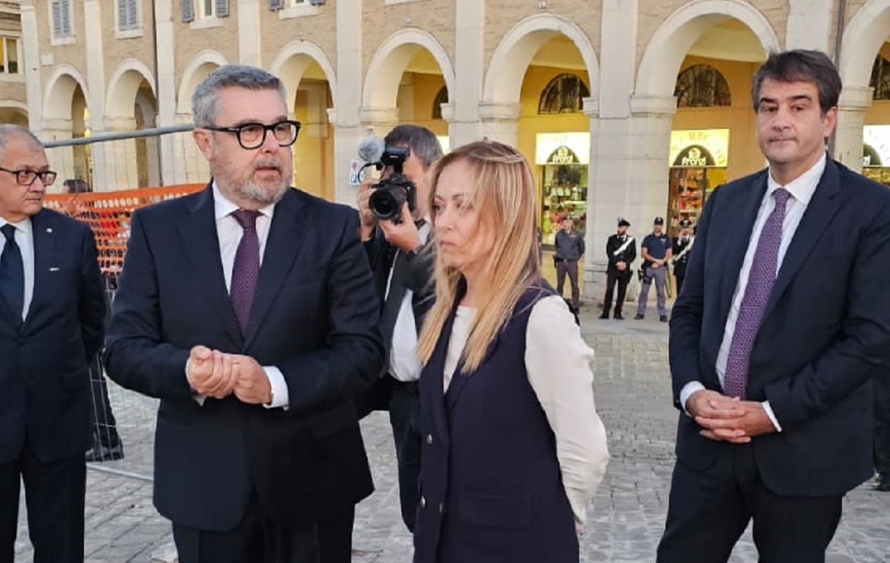 Sopralluogo su ponte Garibaldi a Senigallia, dopo l’alluvione 2022, da parte della presidente del Consiglio dei ministri Giorgia Meloni, assieme al sindaco Olivetti e al ministro Fitto (27 ottobre 2023)