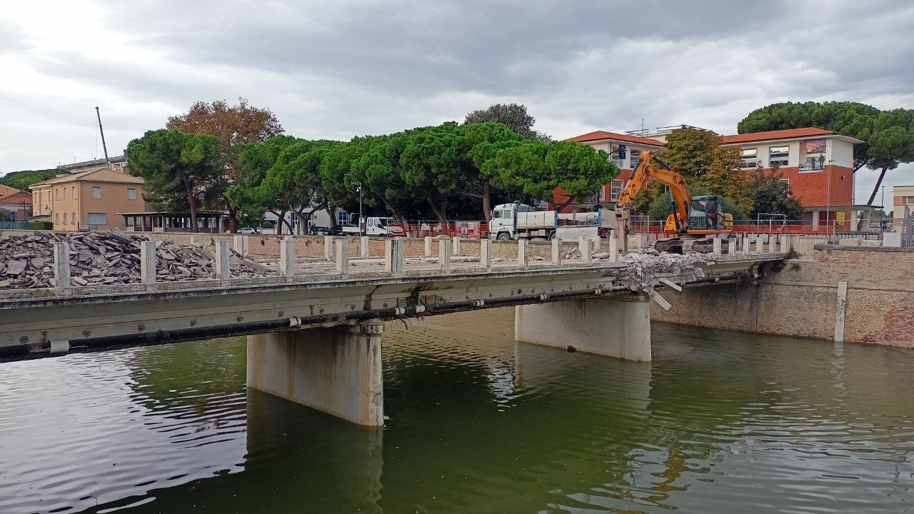 Ripresi i lavori per la demolizione di ponte Garibaldi a Senigallia