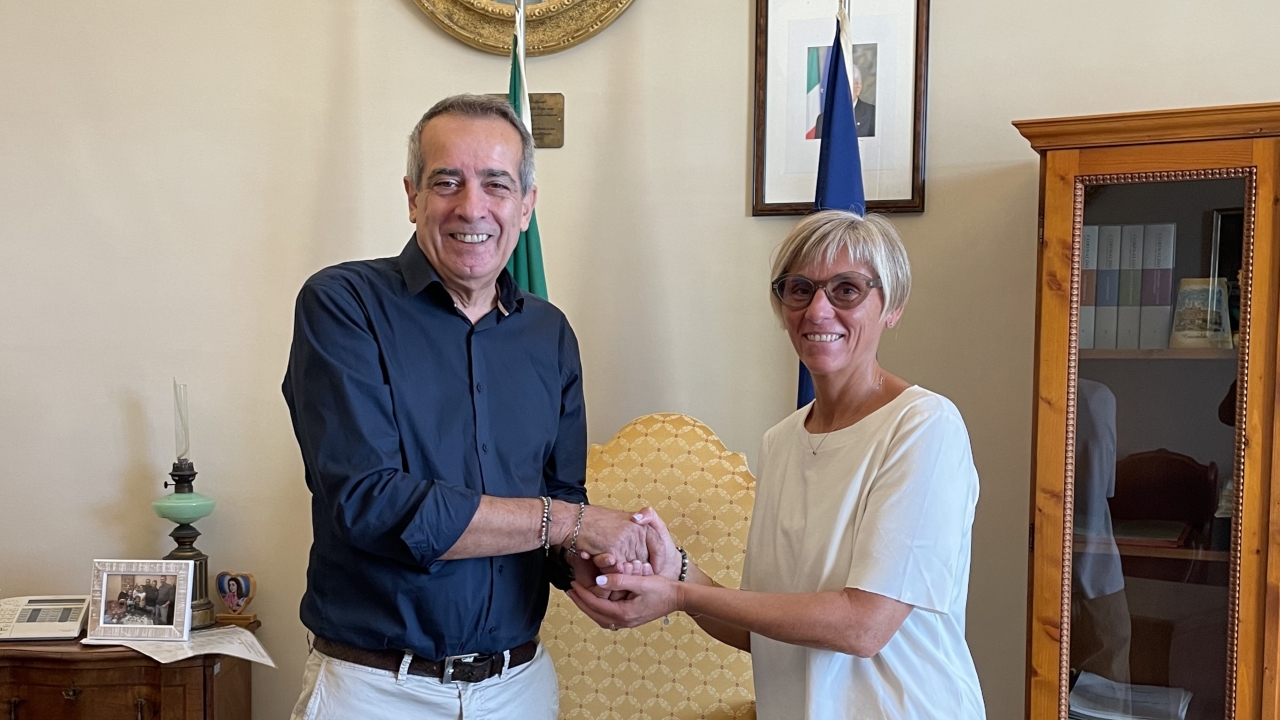 Il sindaco di Corinaldo Gianni Aloisi accoglie la nuova assessora Mirka Simonetti
