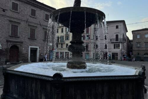 Osimo, schiuma nella fontana della Pupa in piazza Boccolino