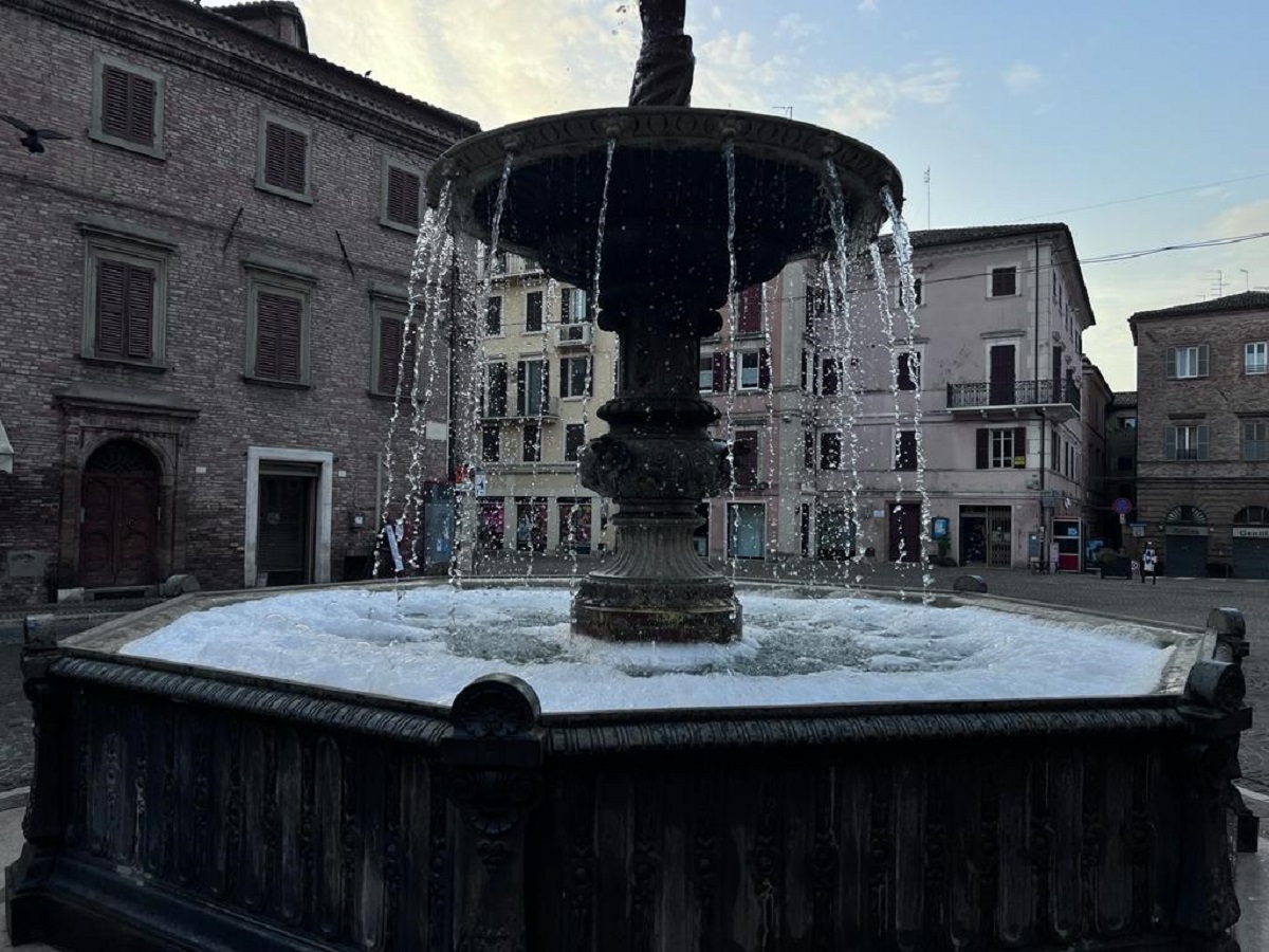 La fontana con la schiuma a Osimo