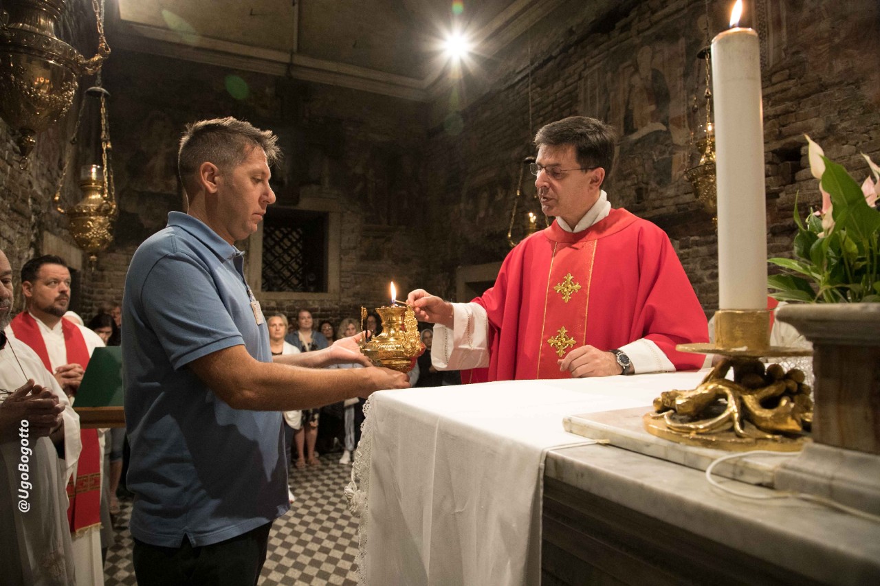 Monsignor Fabio Dal Cin accende la lampada in Santa Casa a Loreto