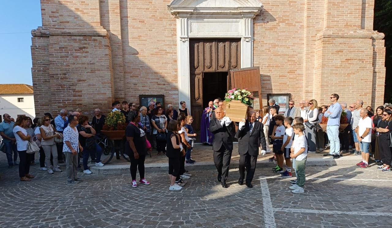 A Barbara l'ultimo saluto a Brunella Chiù, tredicesima vittima dell'alluvione che nel 2022 sconvolse le valli Misa e Nevola