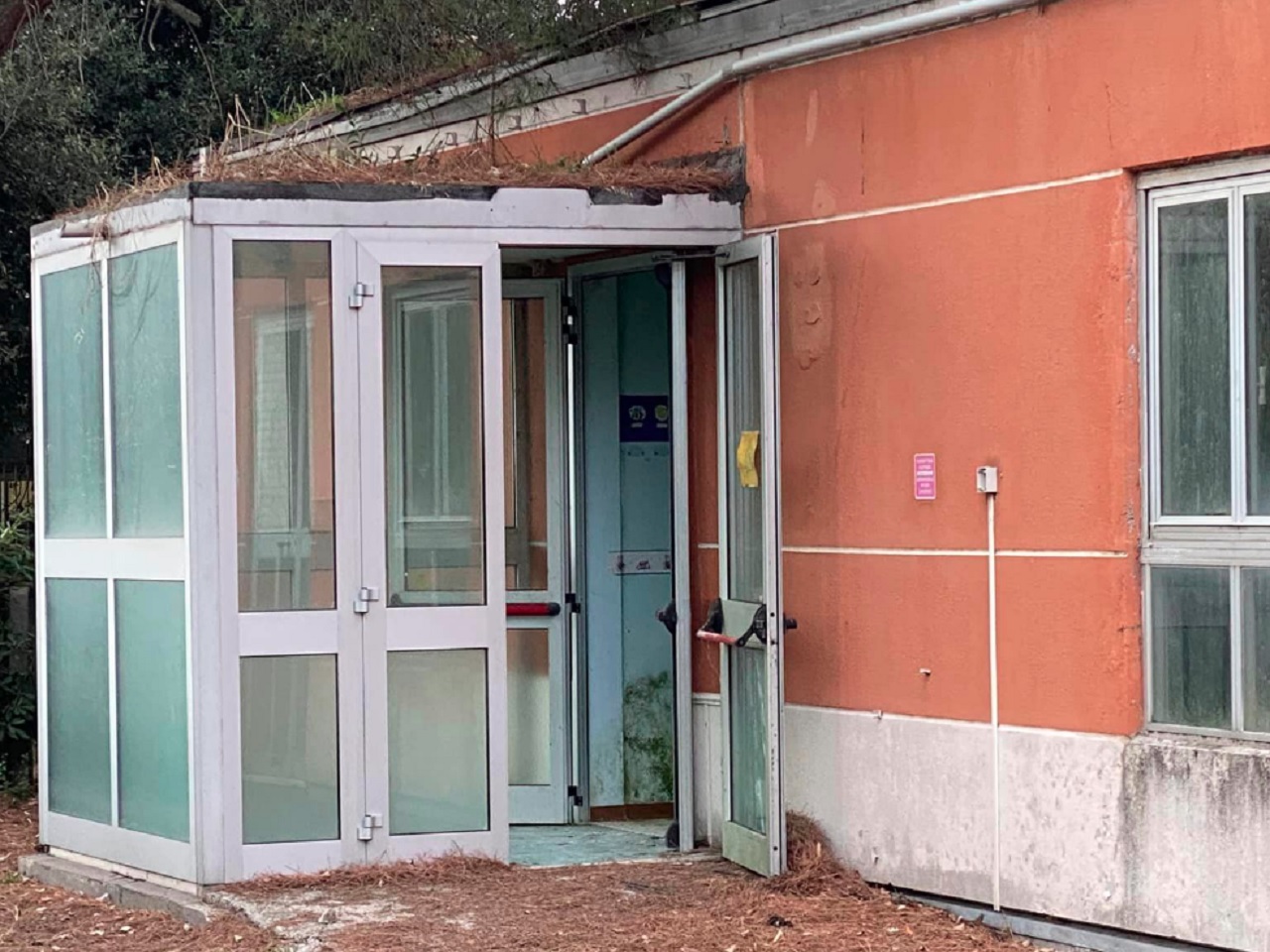 Porta aperta all'ex asilo Mimose a Senigallia, chiuso da anni. Sospetta intrusione per furto o bivacchi. Foto postata sul gruppo Facebook "Furti e Segnalazioni Senigallia"