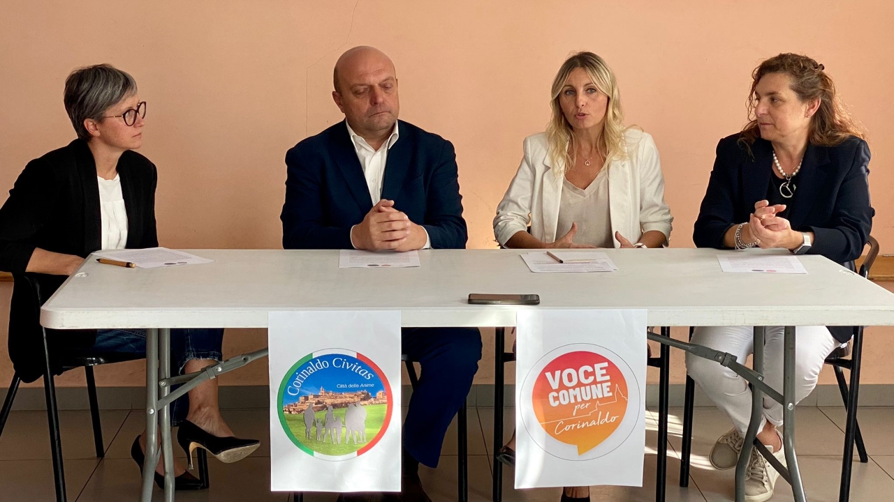 Il consigliere Raffaele Sebastianelli per “Corinaldo Civitas” insieme a: (da sinistra) Lucia Giraldi, Giorgia Fabri e Morena Maori di “Voce Comune per Corinaldo”