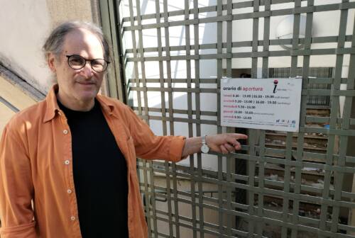 Ancona, «l’ex Informagiovani di piazza Roma è una discarica. Siamo invasi da zanzare» – FOTO