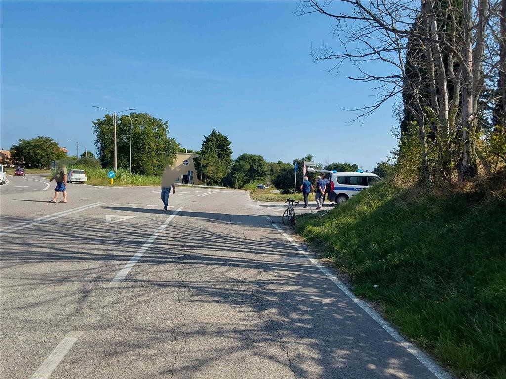 Sul luogo dell'incidente stradale è intervenuta la pattuglia della Polizia Locale di Senigallia per i rilievi