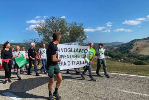 Riceci, la passeggiata per dire “no” alla discarica: il vescovo Salvucci in testa al corteo