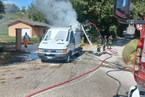 San Severino, a fuoco un camion dei rifiuti: intervengono i pompieri