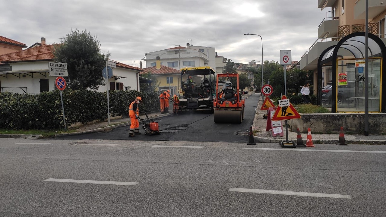 Lavori pubblici in corso per asfaltare alcune strade a Marzocca di Senigallia