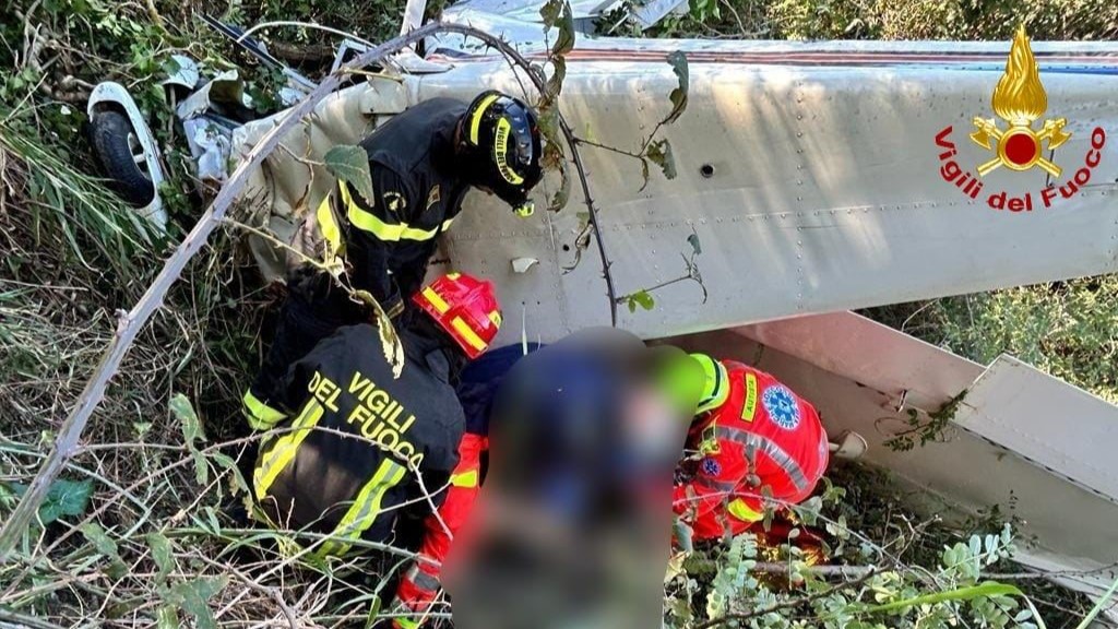 I soccorsi per l'aereo ultraleggero precipitato nel greto del fiume Cesano, nel territorio comunale di Trecastelli