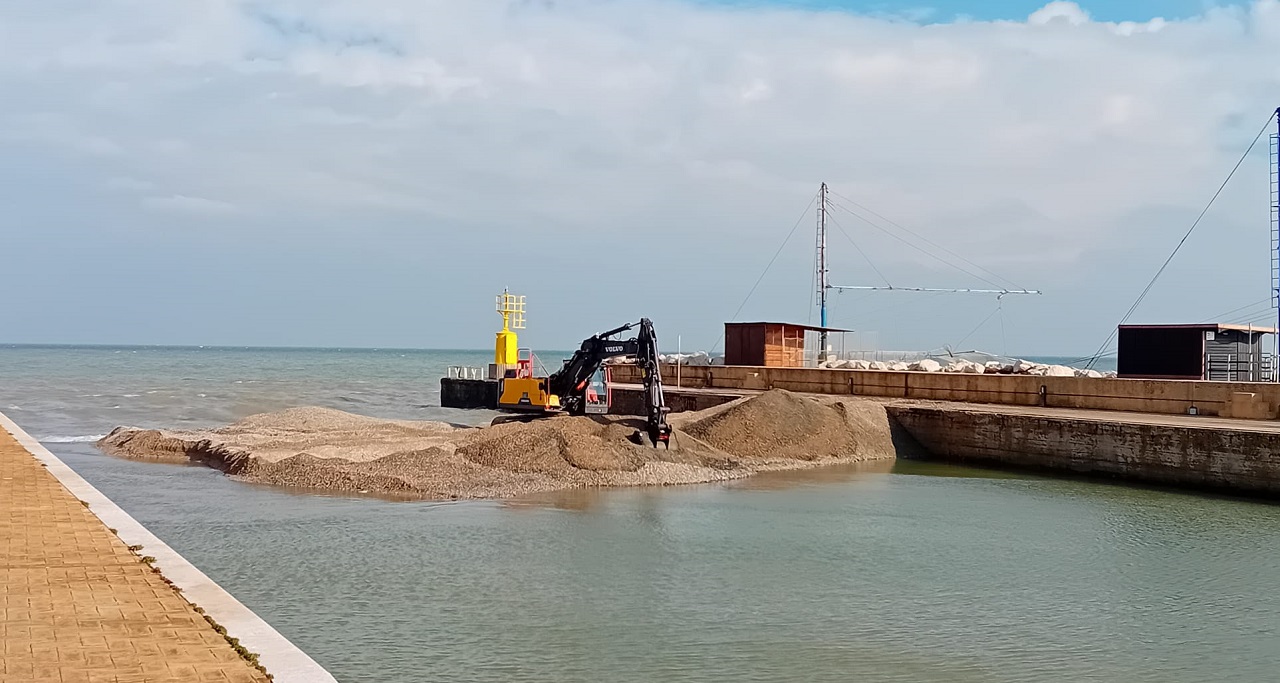 I lavori per rimuovere i detriti dalla foce del fiume Misa a Senigallia