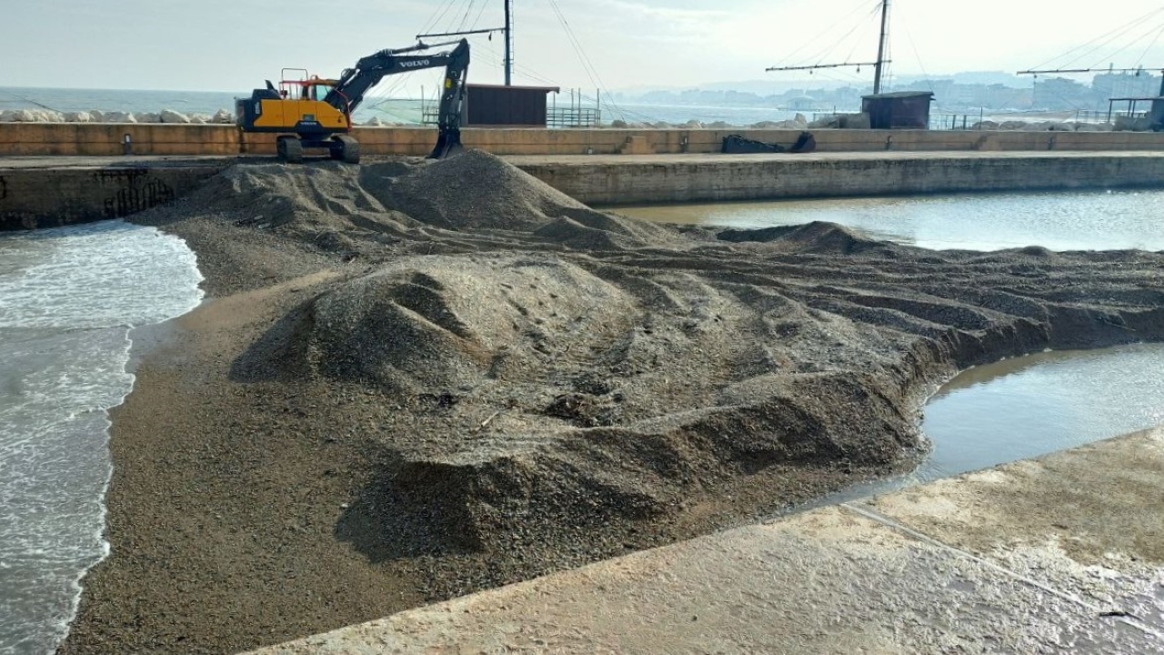 I lavori per rimuovere i detriti dalla foce del fiume Misa a Senigallia