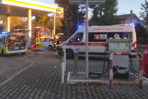 Ancona, malore in auto: perde in controllo del mezzo e finisce dentro un distributore, morto 61enne