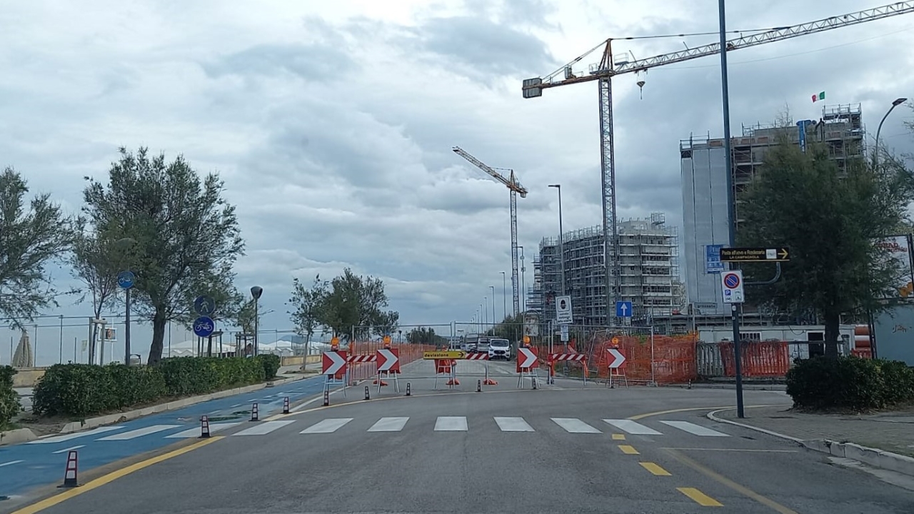 Traffico deviato sul lungomare Da Vinci, a Senigallia, per lavori. Foto di Paolo Emili