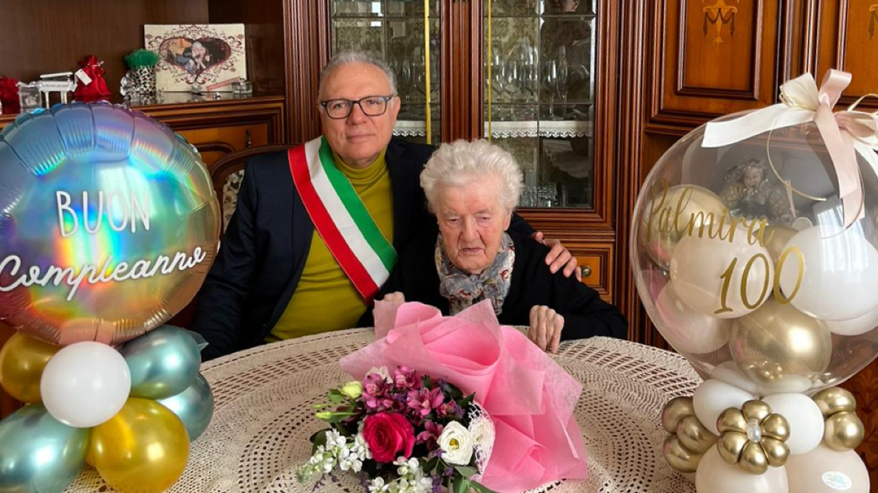 Il sindaco Massimo Corinaldesi ha omaggiato la terza centenaria di Ostra Vetere Palmira Spadoni nel giorno del suo 100° compleanno